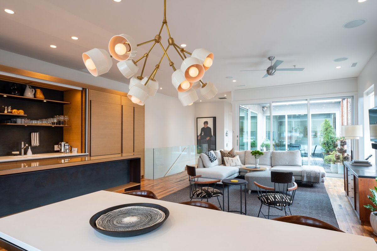 Central Downtown Luxury Contemporary Residence 301