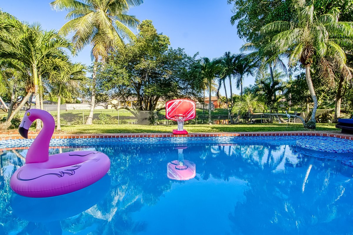 Tropical Oasis with Heated Salt Water Pool & Bar!