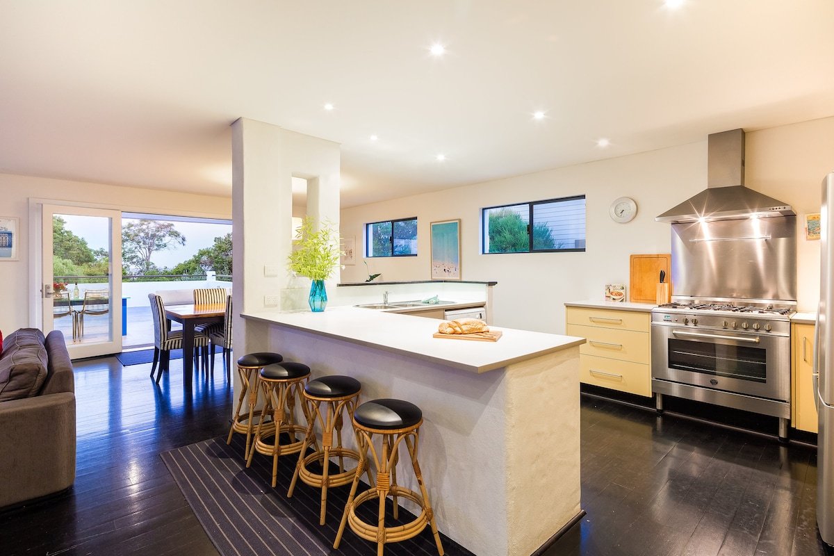 Casa Feliz—Mediterranean-style Coastal Getaway gallery image 5