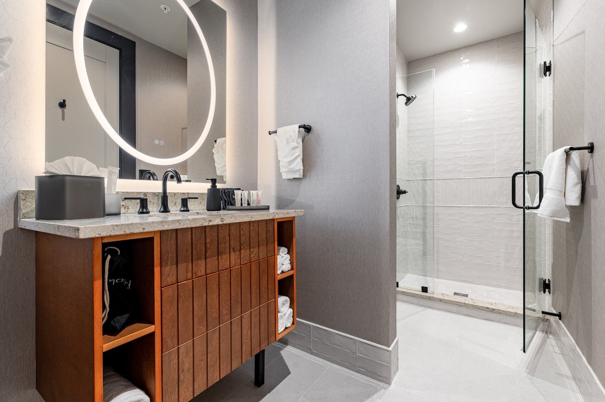 4BR Group Unit for 16 Near Bourbon | Mayfair Hotel gallery image 4