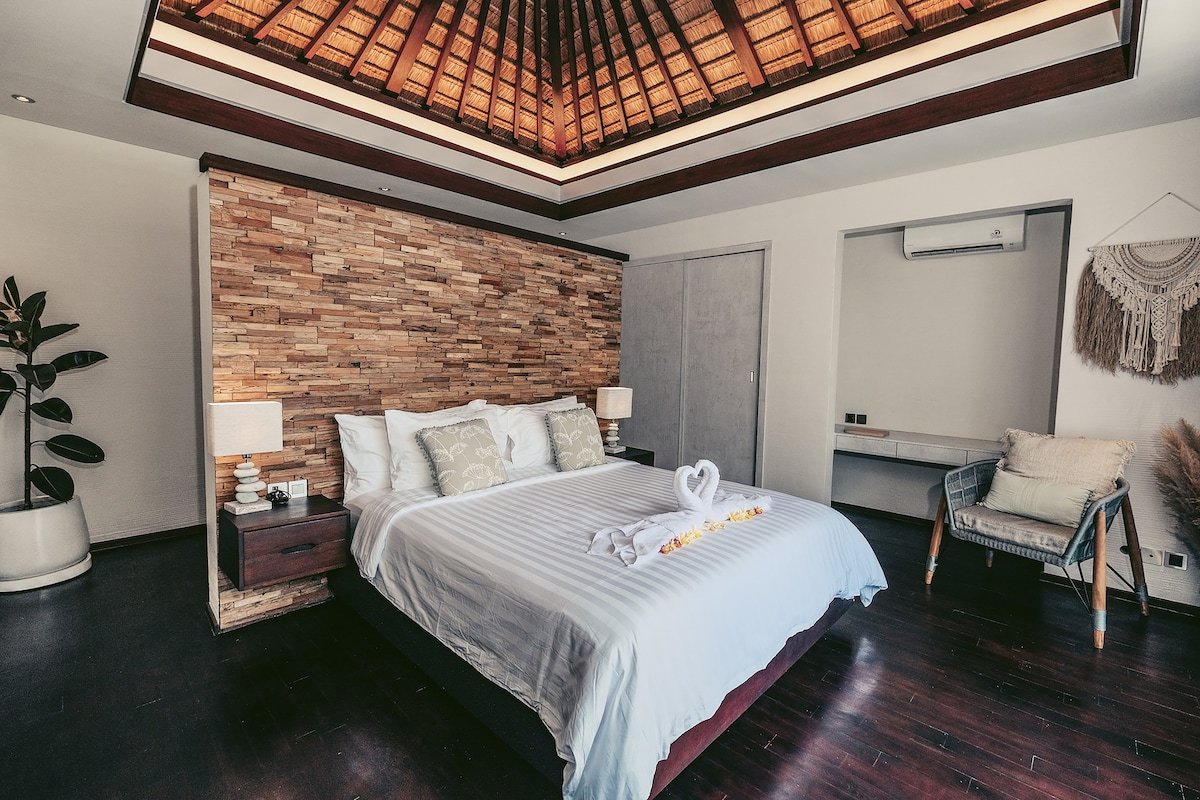 Sunset Palms Luxury Beachside Pool Villa 4BR gallery image 3