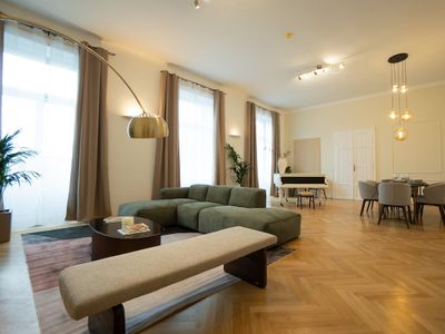 Chic 180m² 3BR Apt near Parliament, Self Check-in