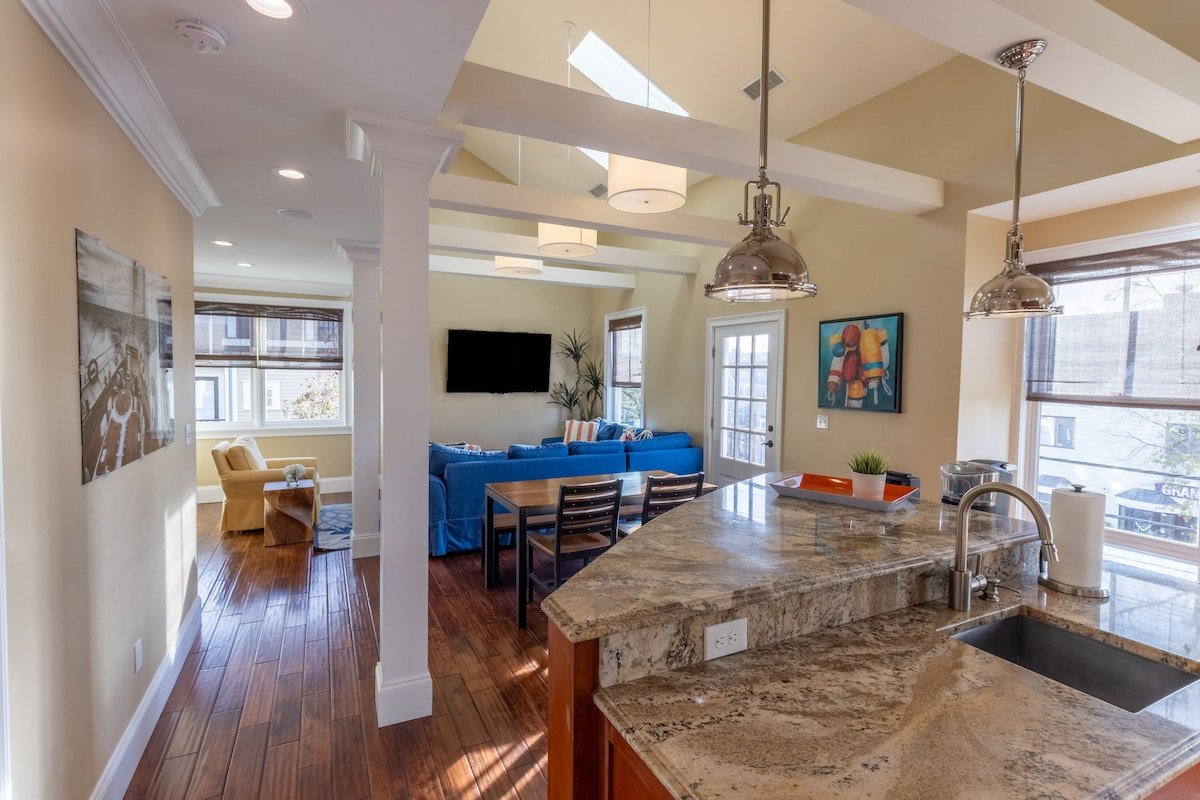 Top Floor Condo with Loft on Desired Thames Street gallery image 2