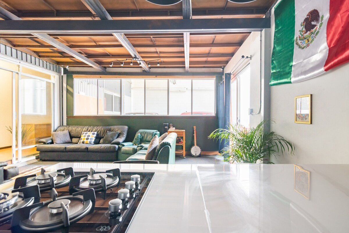 18 Guests • 2 Connected Apts • 1st Floor Roma Nte gallery image 3