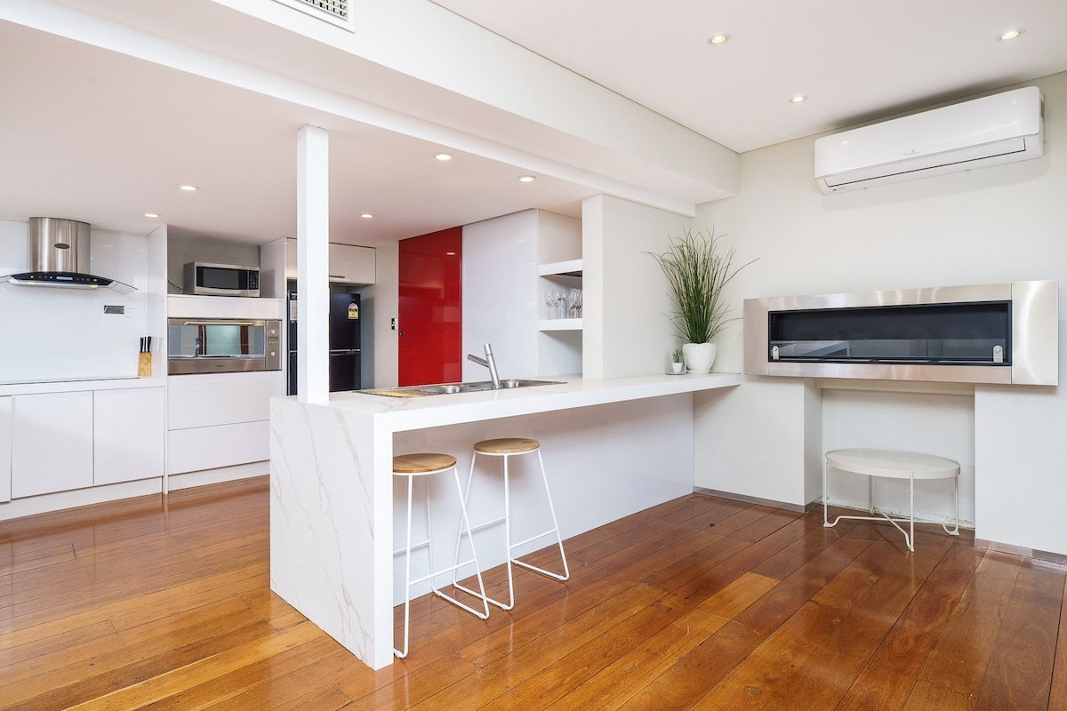 Huge Light 2 Level Entertainer Home gallery image 2