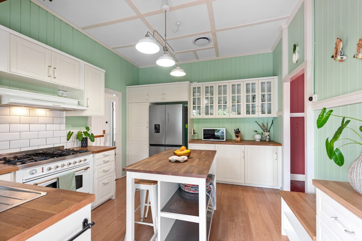 A Colourful Life! 4Bed/2.5Bath/1Car ~ Queenslander gallery image 4