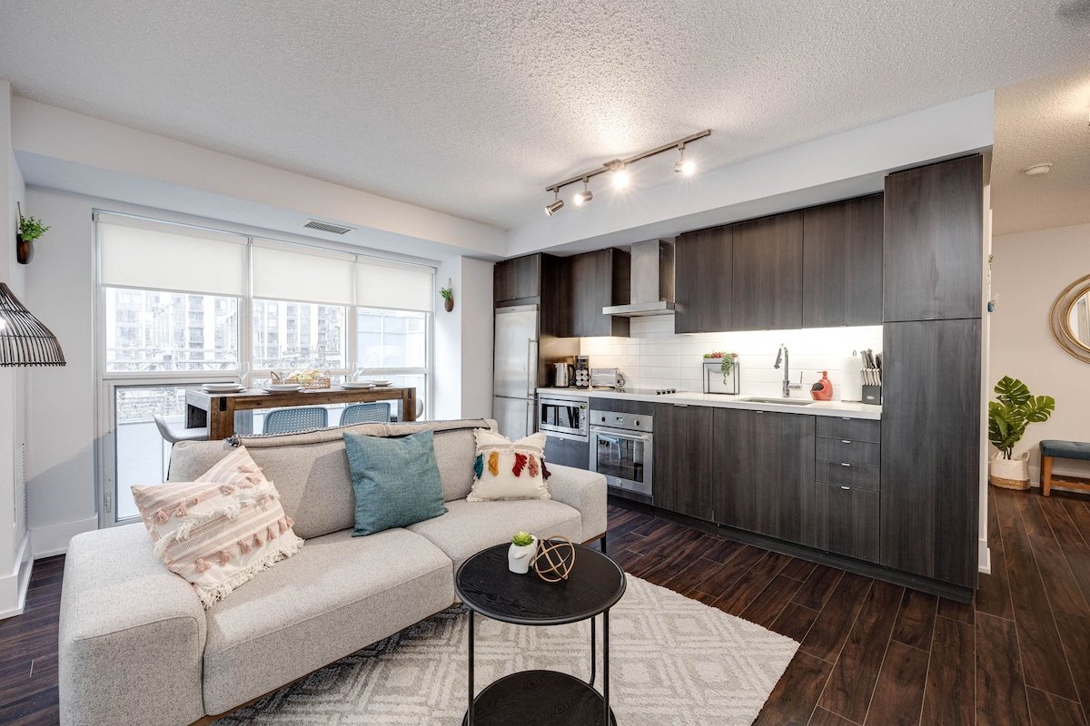 Luxury 3BR Suite w Free Parking-CN, Convention Cnt gallery image 2