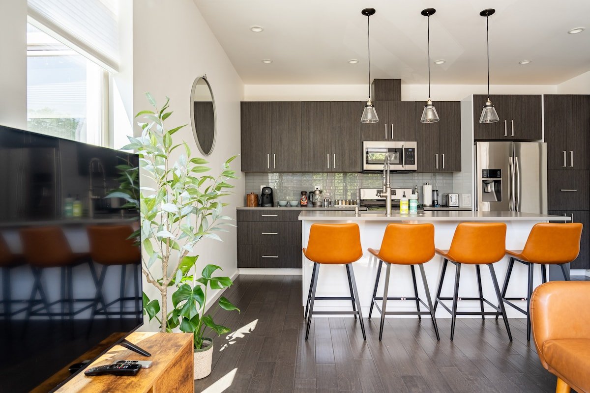 Cozy Luxury | FourSeasons King Bed | 10 Min to DT gallery image 3