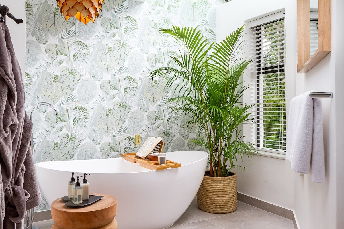 Stunning Villa With Ocean & Mountain Views gallery image 4