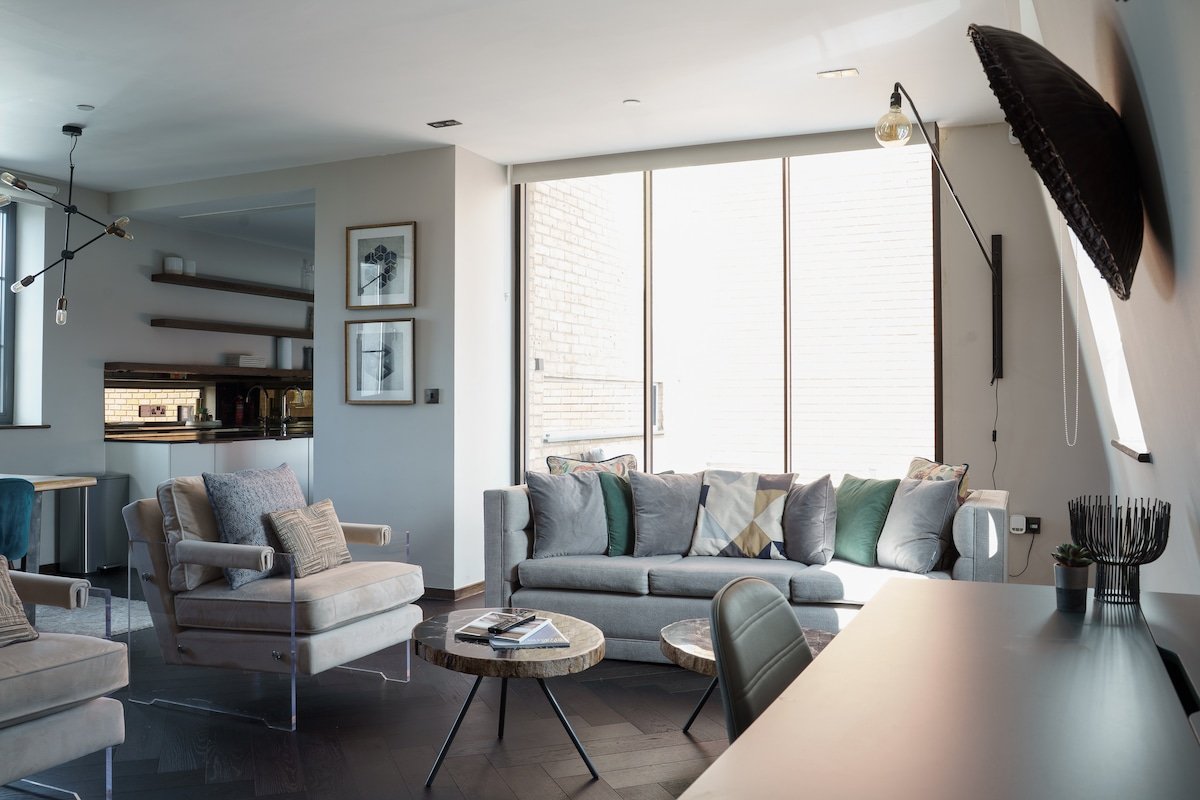 Oxford Circus Luxury Terrace+Balcony+AC Penthouse gallery image 2