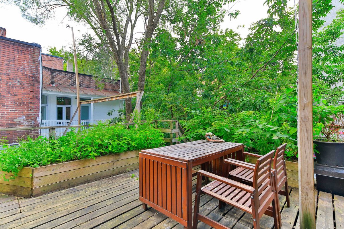 Lovely, vintage 4-bedrooms rental unit with patio