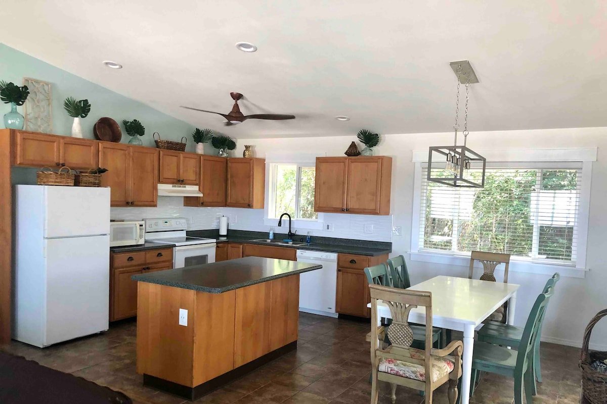 Kailua Kona-OCEAN VIEW HOUSE sleeps up to 16! gallery image 3