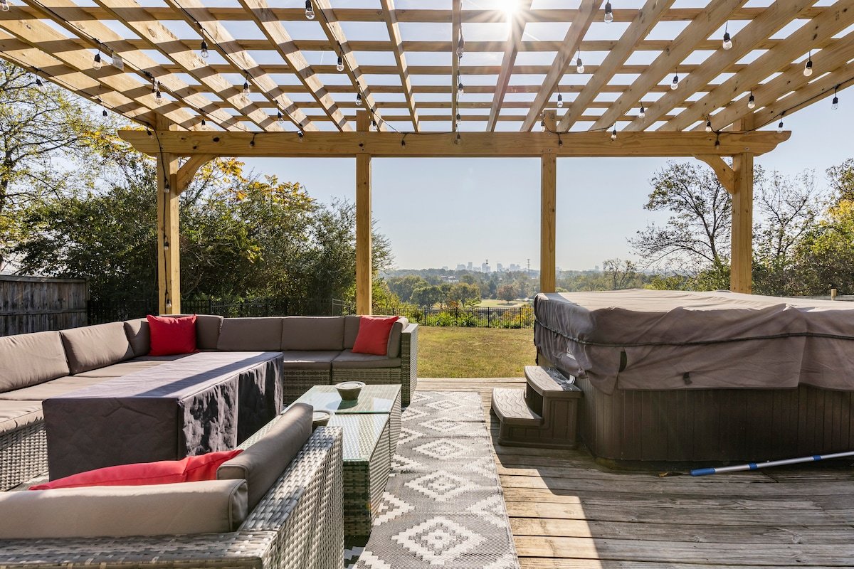 Renovated Bungalow with Skyline Views Right on the River gallery image 3