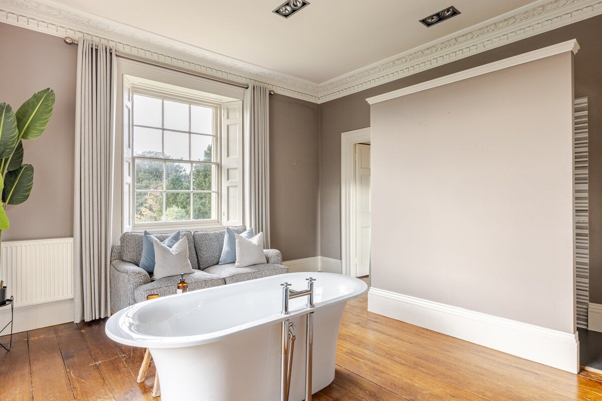 Magnificent manor house-Harbour a short walk away gallery image 4