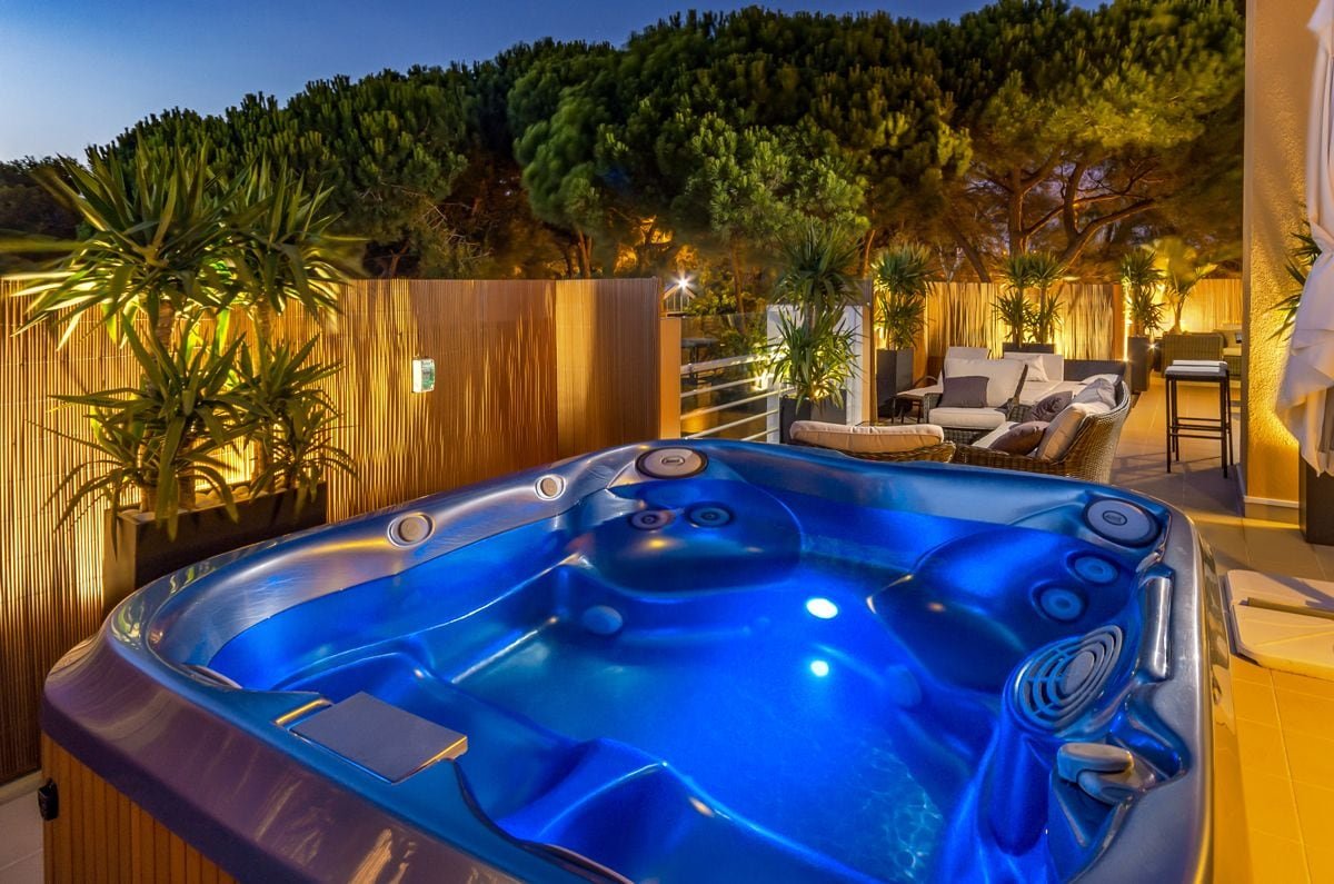 Penthouse Duplex Rooftop Jacuzzi 4 Room 6 bed 8ppl gallery image 4