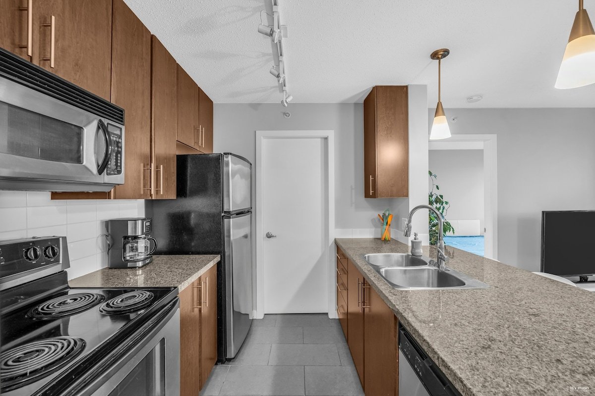 ~Vibrant 2BR Condo in the Heart of Vancouver gallery image 4