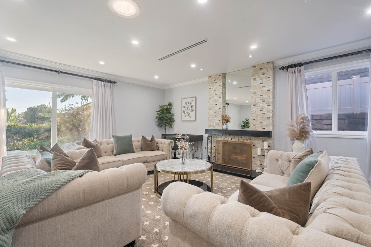 135 Luxurious, modern private home gallery image 5