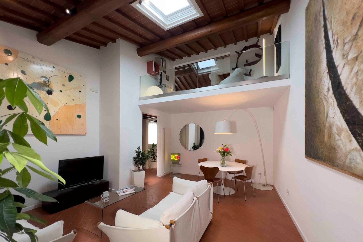 Florence Walled Garden by Tom: Top Floor gallery image 3