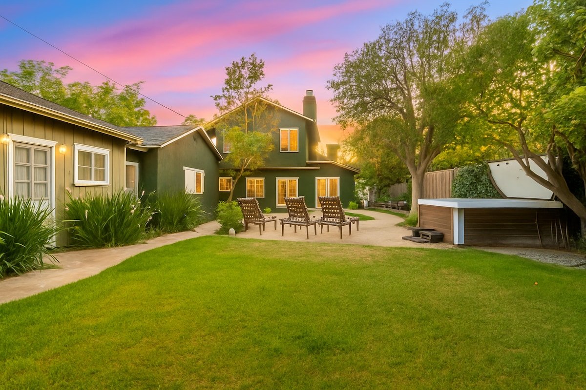 187 – Chic & Spacious Retreat/Pool/Hot Tub/Yard gallery image 2