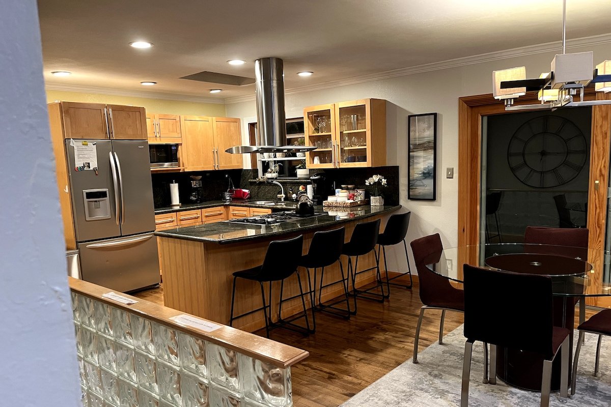 Spacious Oakland Hills home with peaceful views gallery image 5