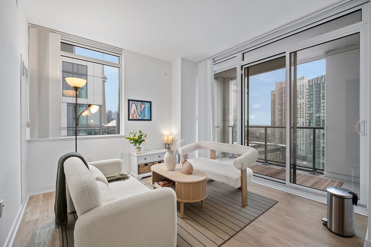 3BR/2BA Japanese-styled CN-Tower View Condo gallery image 3