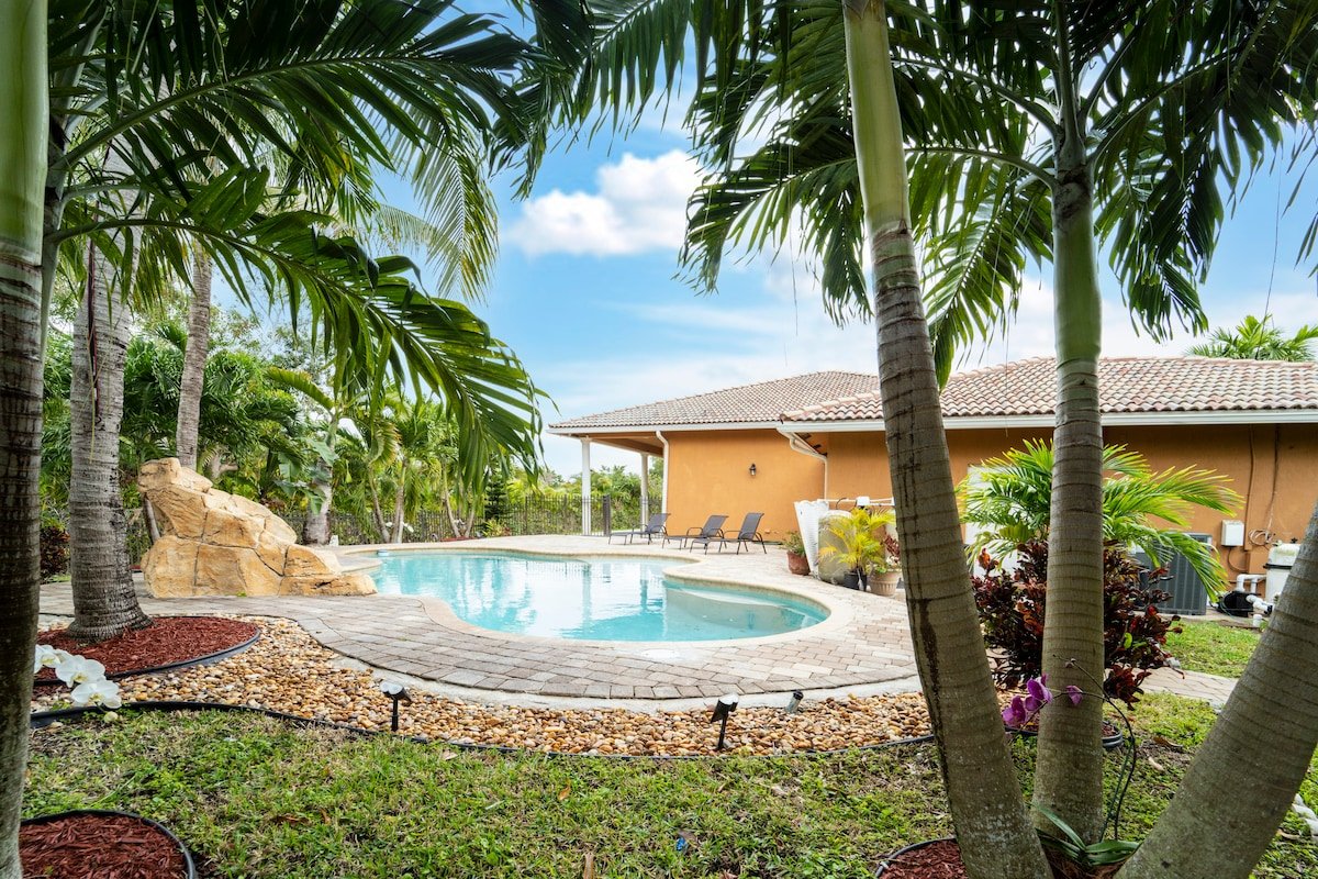 Colossal 4 Bedroom Manor w/ Pool gallery image 2