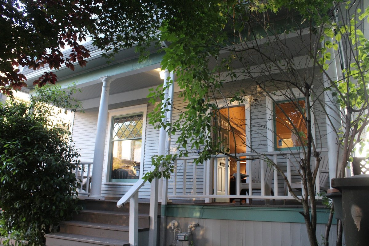 Capitol Hill Estate gallery image 4