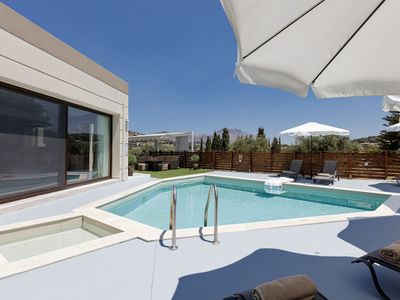 Villa Chnaris – Private Pool and Sauna