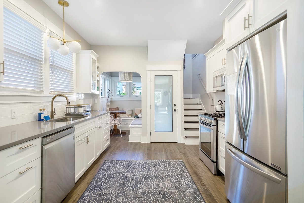 King Beds! Games! Amazing Area w/ 95 Walk Score. gallery image 3