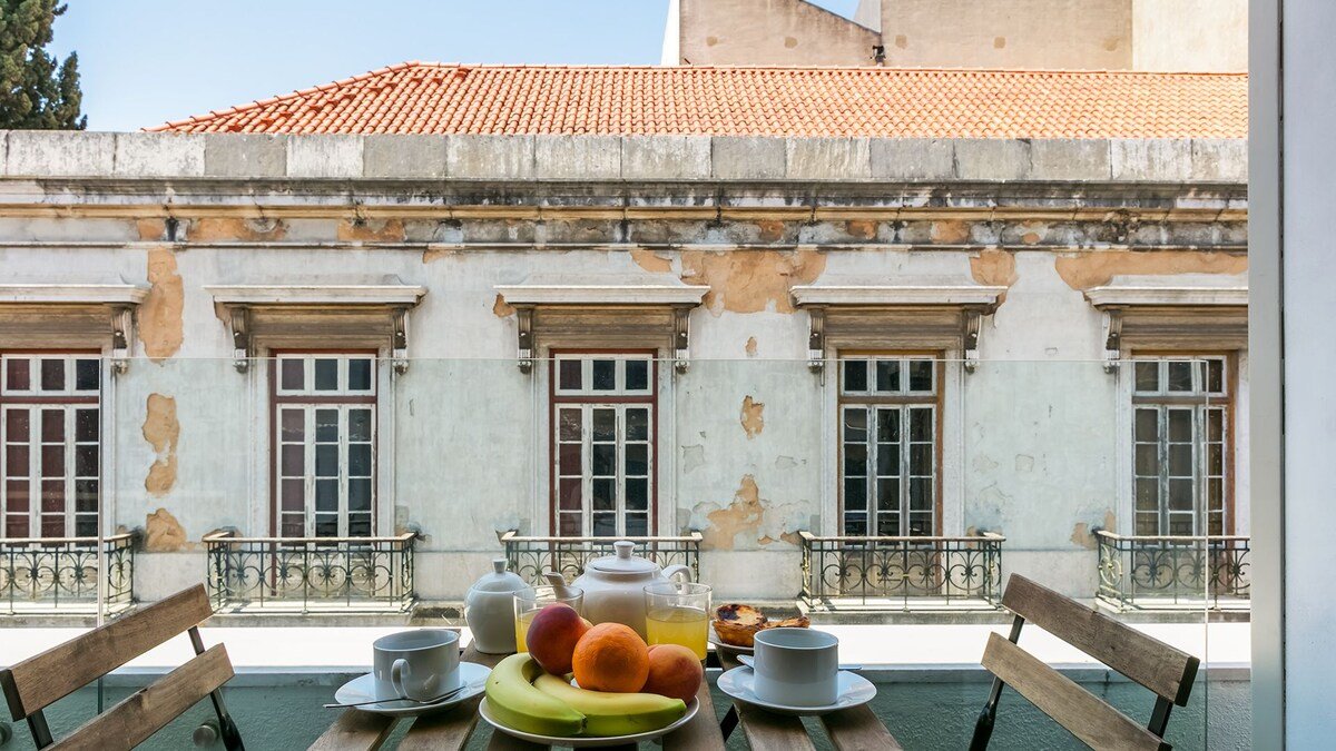 Central 2BDR Apartment with Balcony by LovelyStay gallery image 3