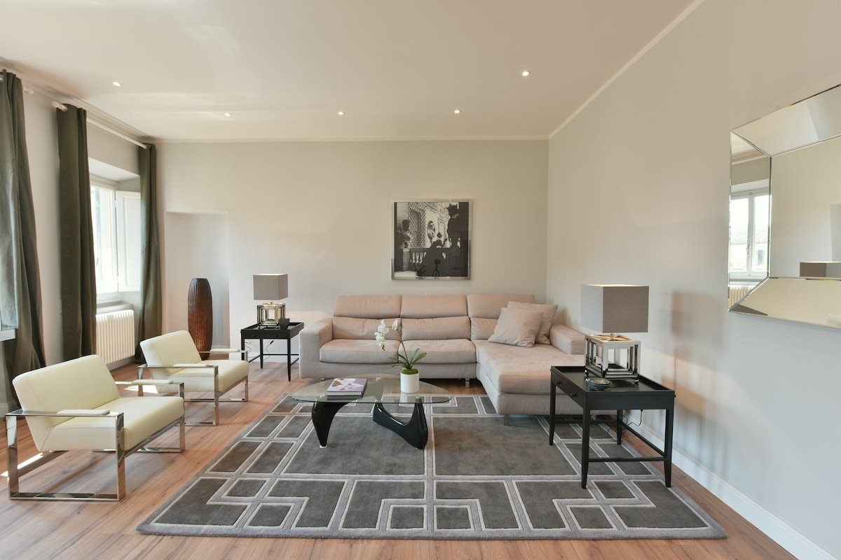 Santa Croce Deluxe – Bright and Spacious 4 Bedroom gallery image 3