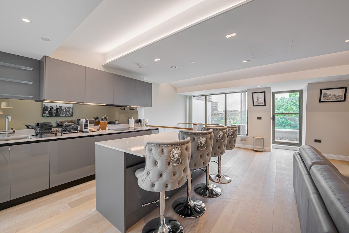 Luxury 2 bed Duplex Kensington Olympia w A/C lift gallery image 3