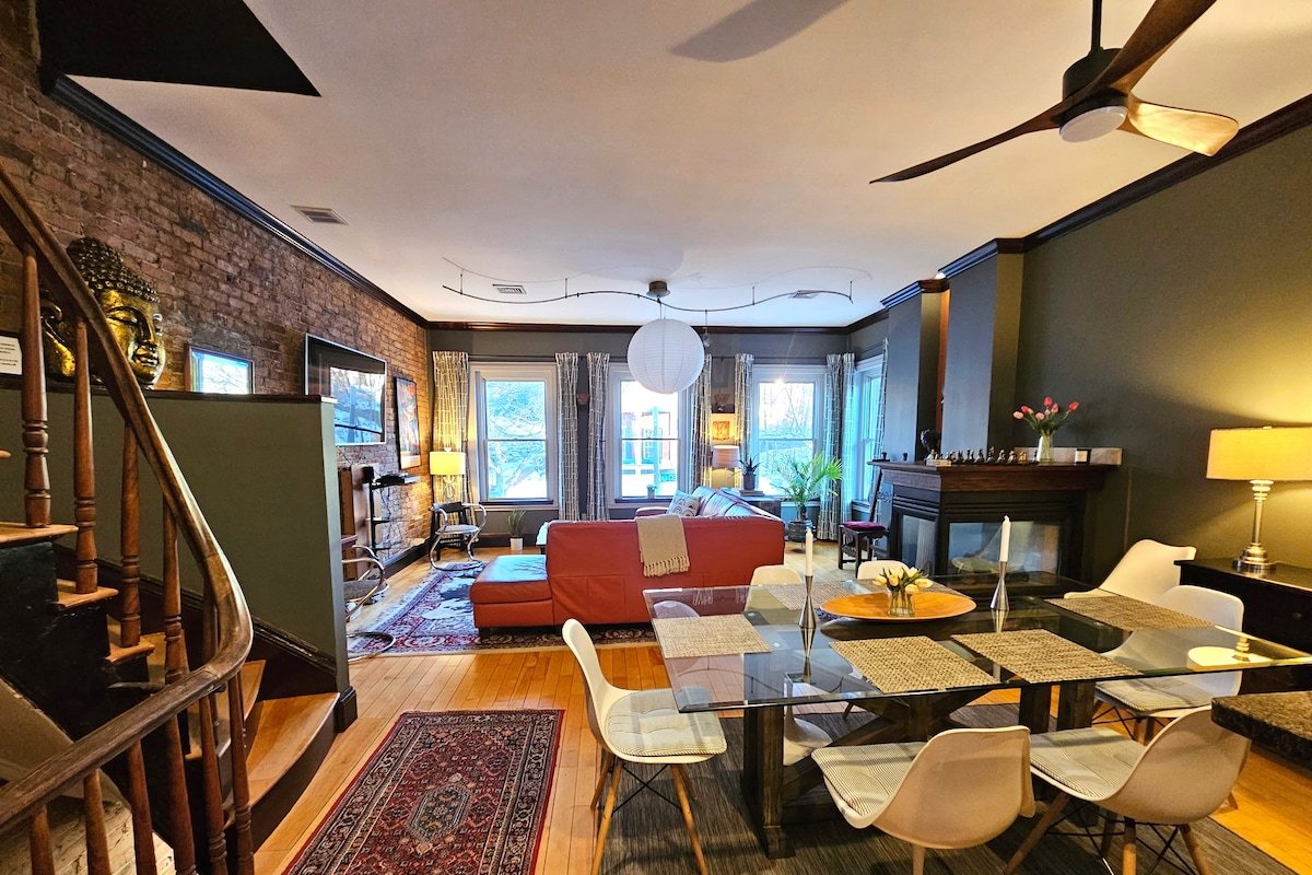 *Modern City Triplex!! *Close to Center gallery image 2