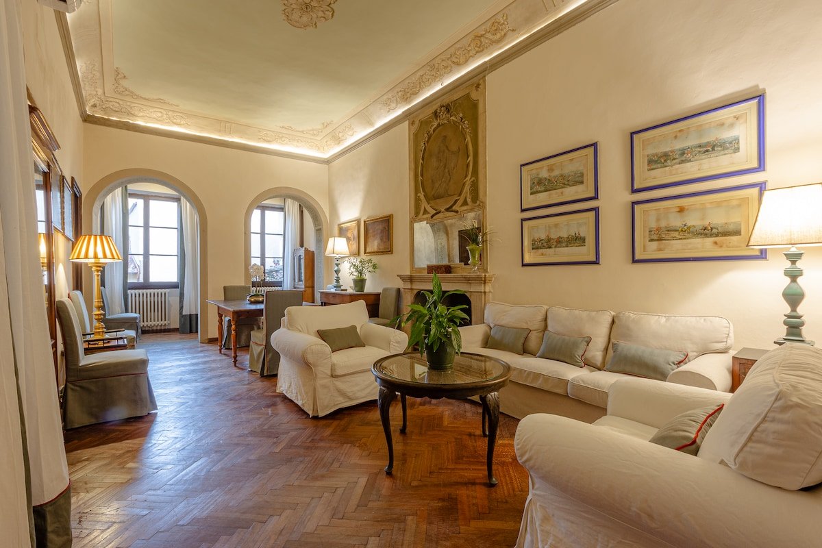 Uffizi Palace Centro elegant apartment + parking gallery image 3