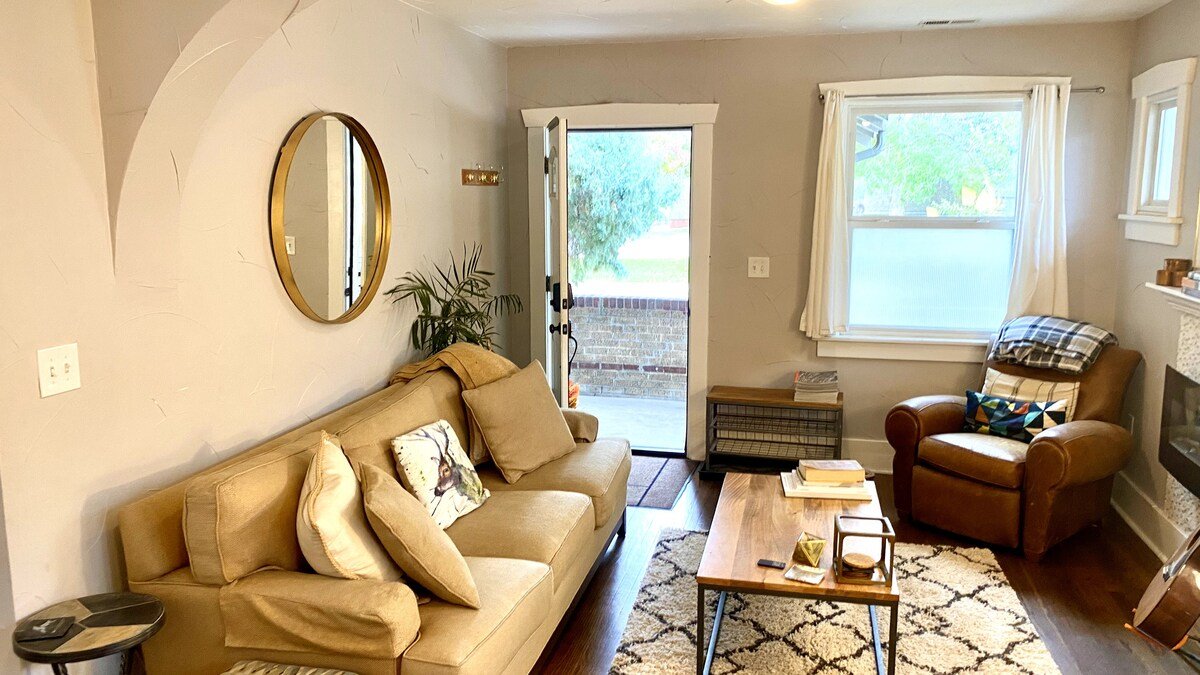 Southwestern Bungalow – Central & Cozy/2BR/2 Bath gallery image 3