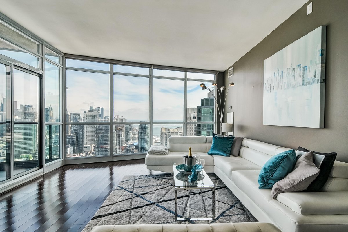 Bird’s Eye View Polished Penthouse Free Parking!