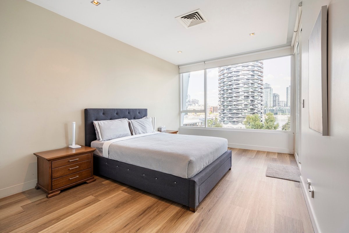 Docklands Luxury Penthouse Above the Shopping Town gallery image 5