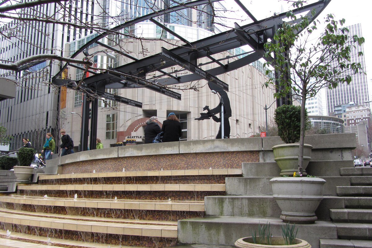 Harbor Steps ~ So Spacious ~ City Views ~ Downtown gallery image 4