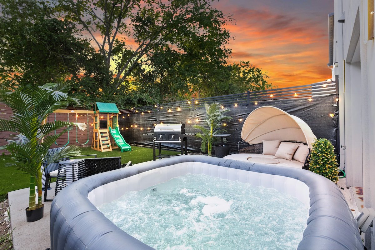 ContempoCasa•Designer Gem w/hottub, FREE game room gallery image 4