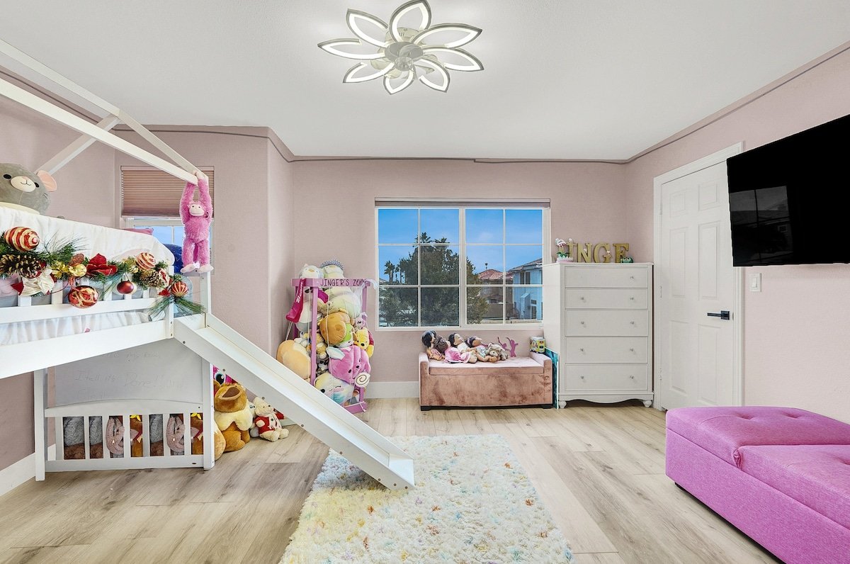 Luxe 5BR Home w/ Pool, BBQ, EV Charger Near Strip! gallery image 4