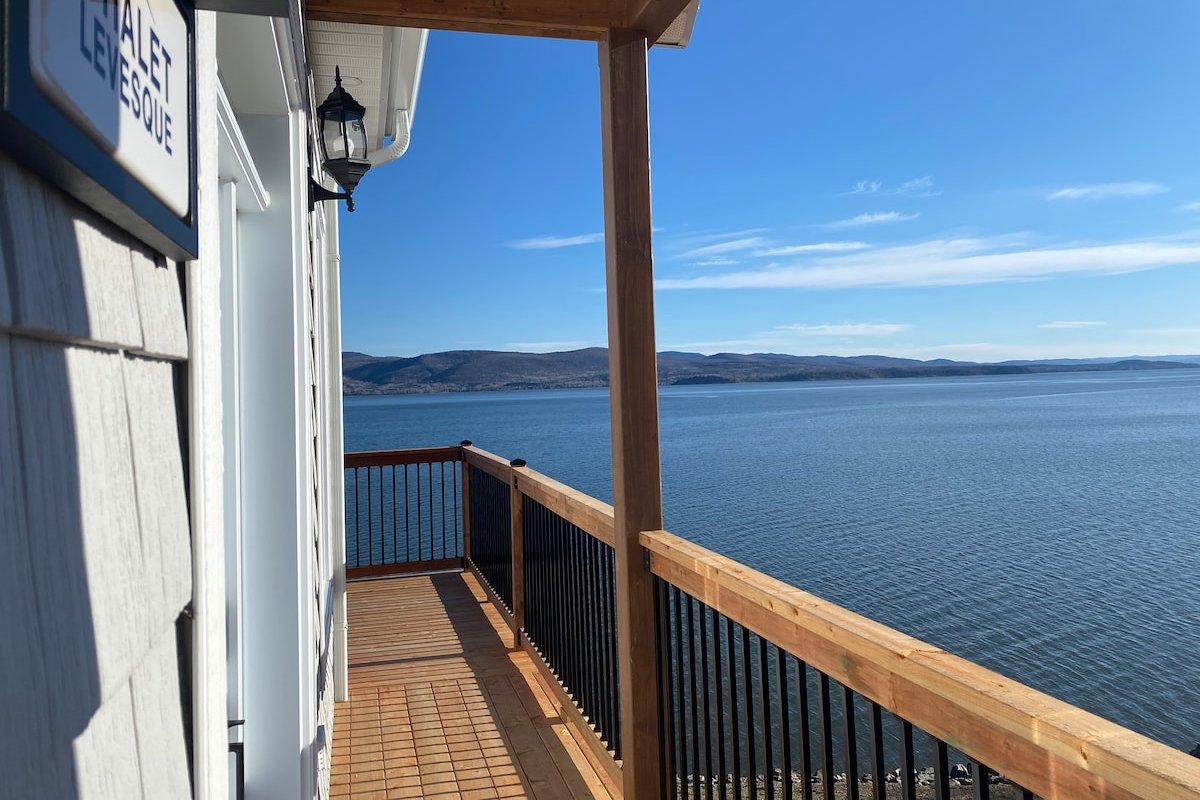 Waterfront 3-bedroom duplex, hot tub, 10 guests. gallery image 4