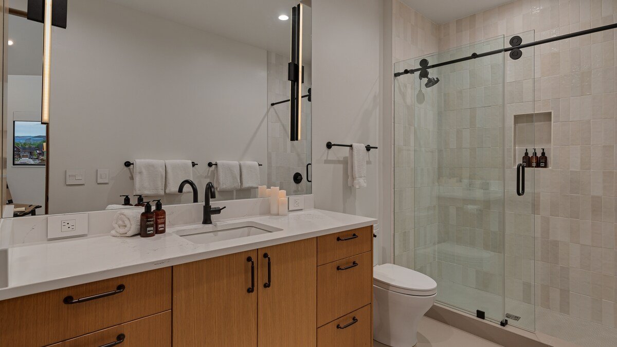 Hot Tub + Close to Skiing – Andalusian Lodge gallery image 5