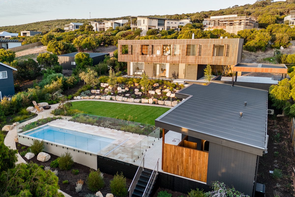 Lumiere-Stunning Coastal Retreat