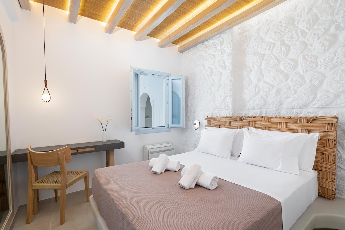 Airth Superior Villa with 3 Jacuzzi & Caldera view gallery image 5