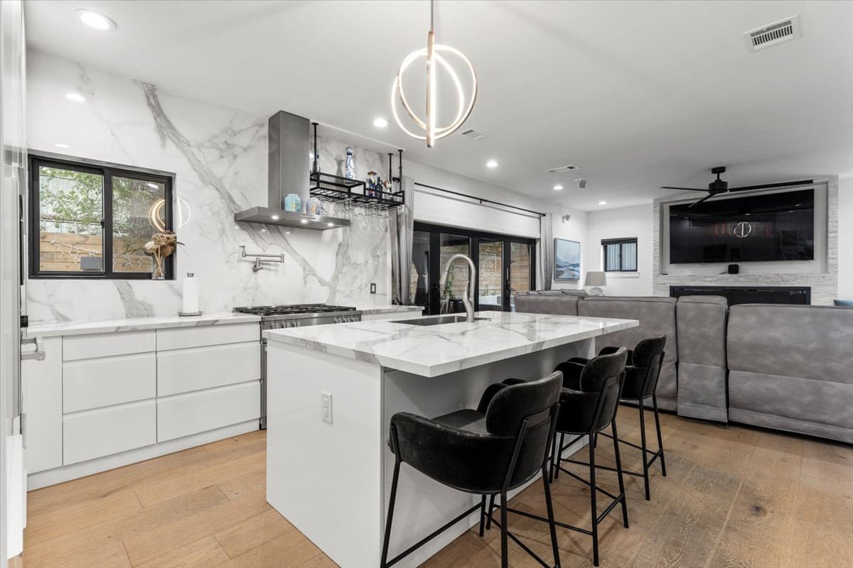 Walkable! Huge Modern House – 9 real beds gallery image 5