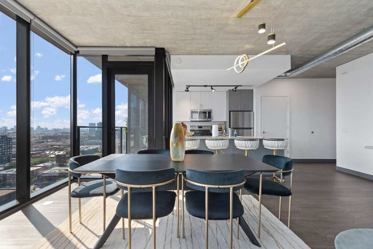 Top-Floor Oasis: 2BR in Heart of Fulton Market gallery image 3