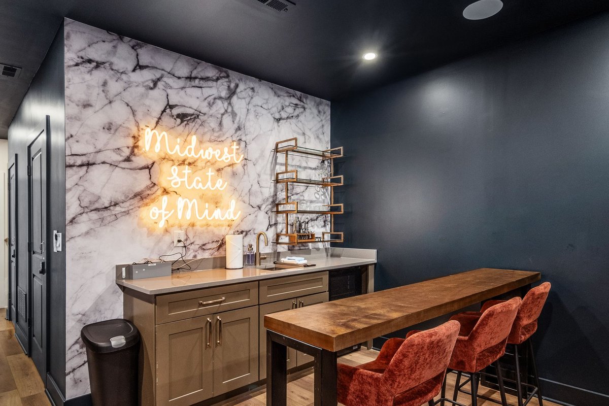 Stylish City Escape: Hot Tub, Games, Photo Booth