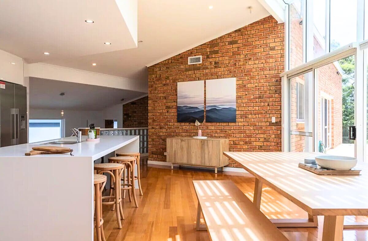 “Hillside Hideaway” Sleeps 10, Stunning Views. gallery image 4