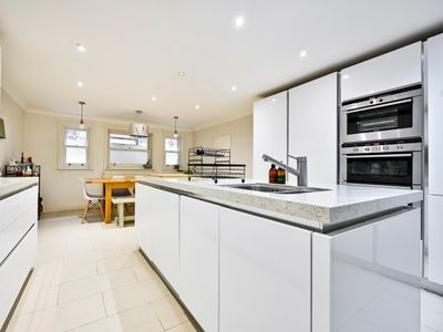 Beautiful 5 Bed House – Sleeps up to 12 – Central