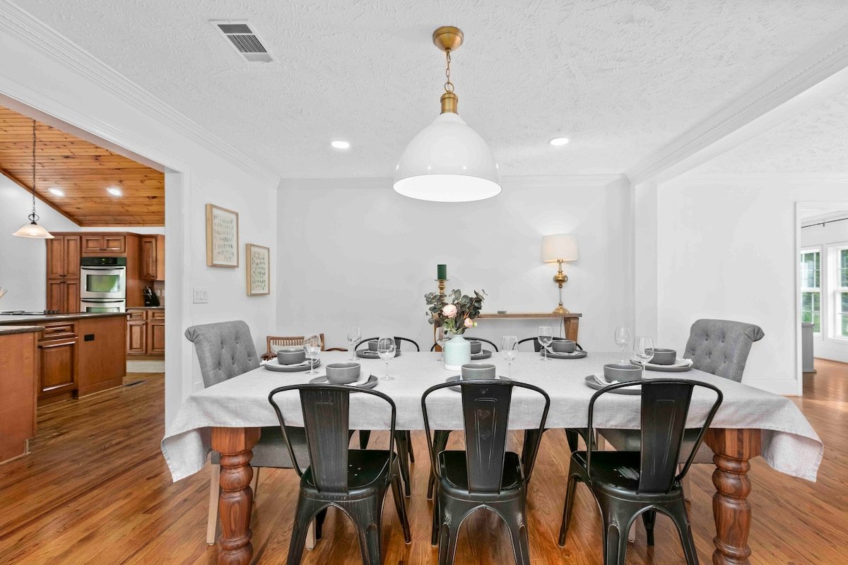 The Retreat House~Large groups, pets, hot tub gallery image 4